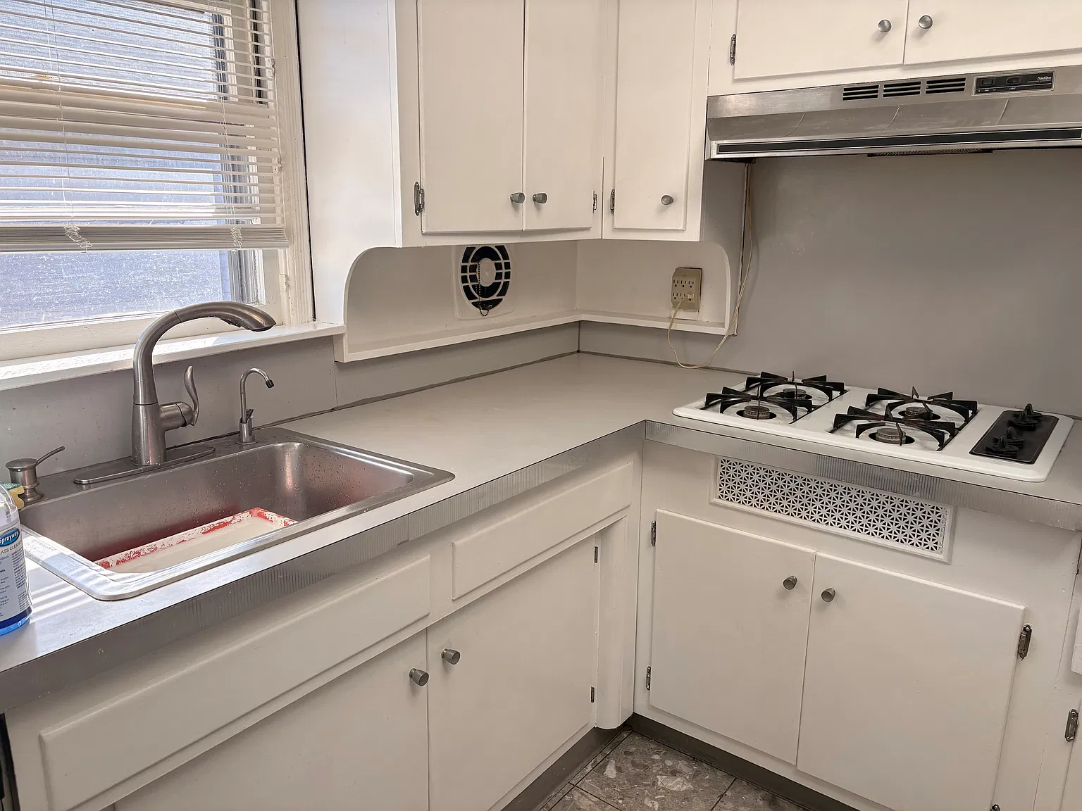 3 bed, 1.5 bath, 1000 sqft, $3,200 — Photo 3