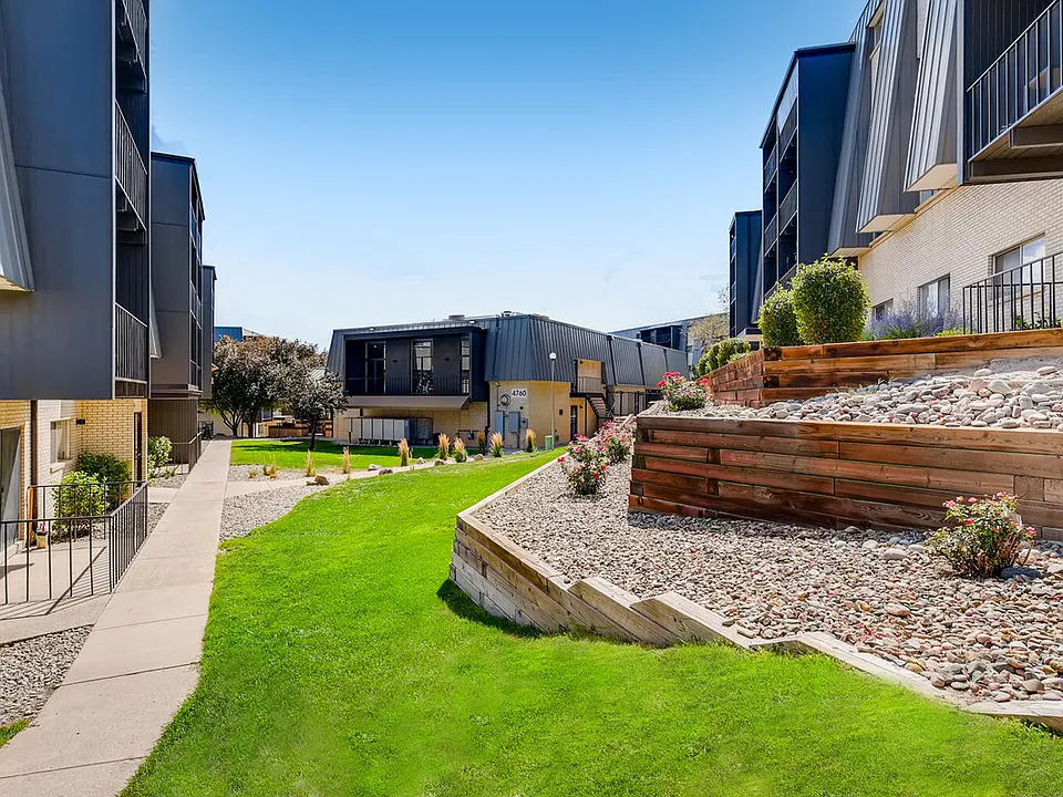 Flats at Pinecliff