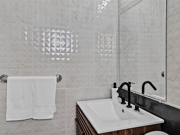 4th image of 1350 NE 111th St #3