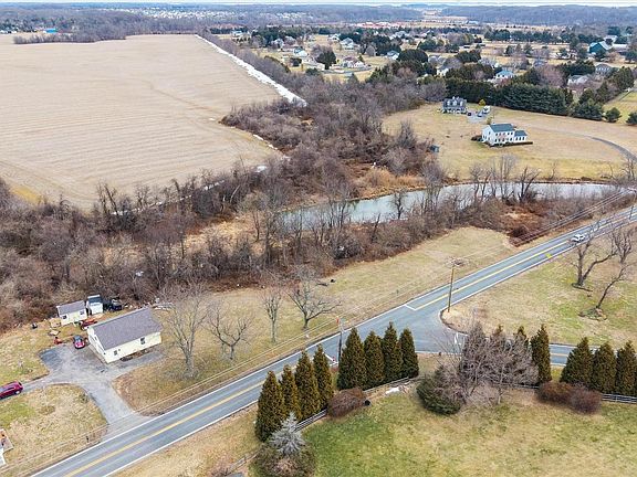 4th image of 895 Marl Pit Rd