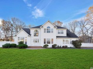 2 Camp Fire Ln, Coram, NY 11727