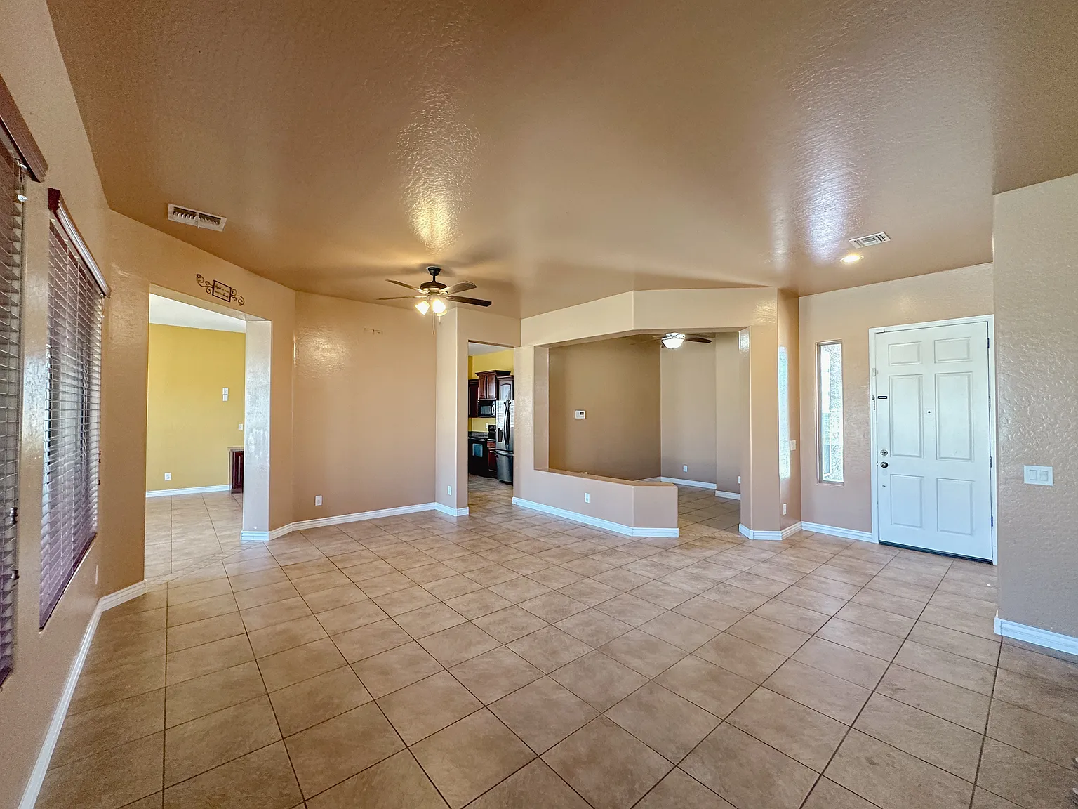 3 bed, 1949 sqft, $2,095 — Photo 4