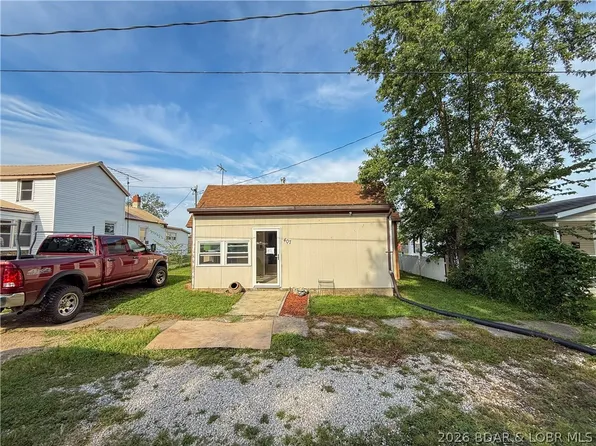 407 S Oak St, Versailles, MO 65084