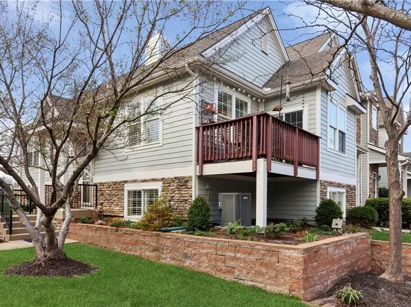 15816 Robinson St, Overland Park, KS 66223