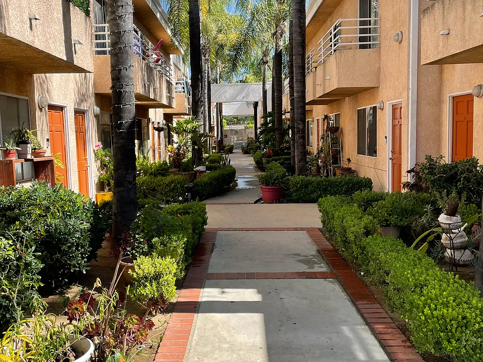 9575 Laurel Canyon Blvd #9