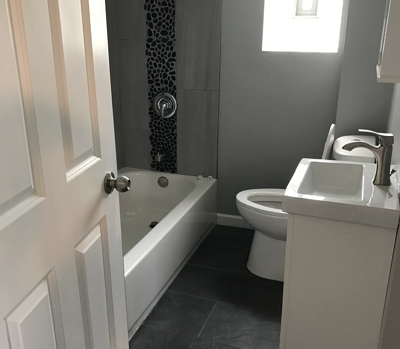 4 bed, 2400 sqft, $2,400 — Photo 3