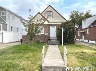 16 Bee St, Valley Stream, NY 11580