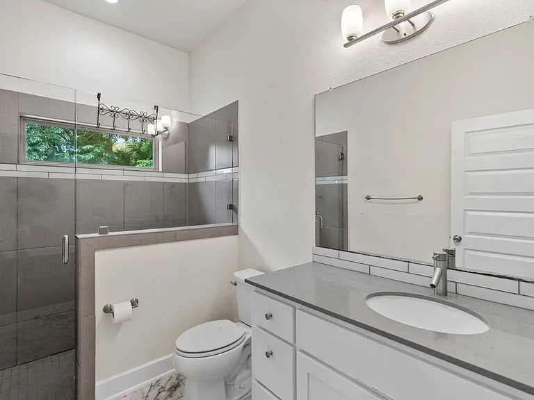 720 Pedernales St #B — Photo 16