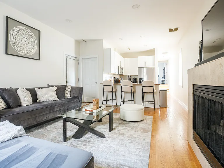 2451 N Clybourn Ave #8 — Photo 3