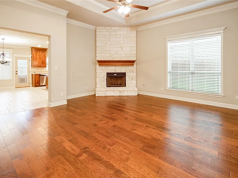 4025 Crestmont Dr — Photo 6