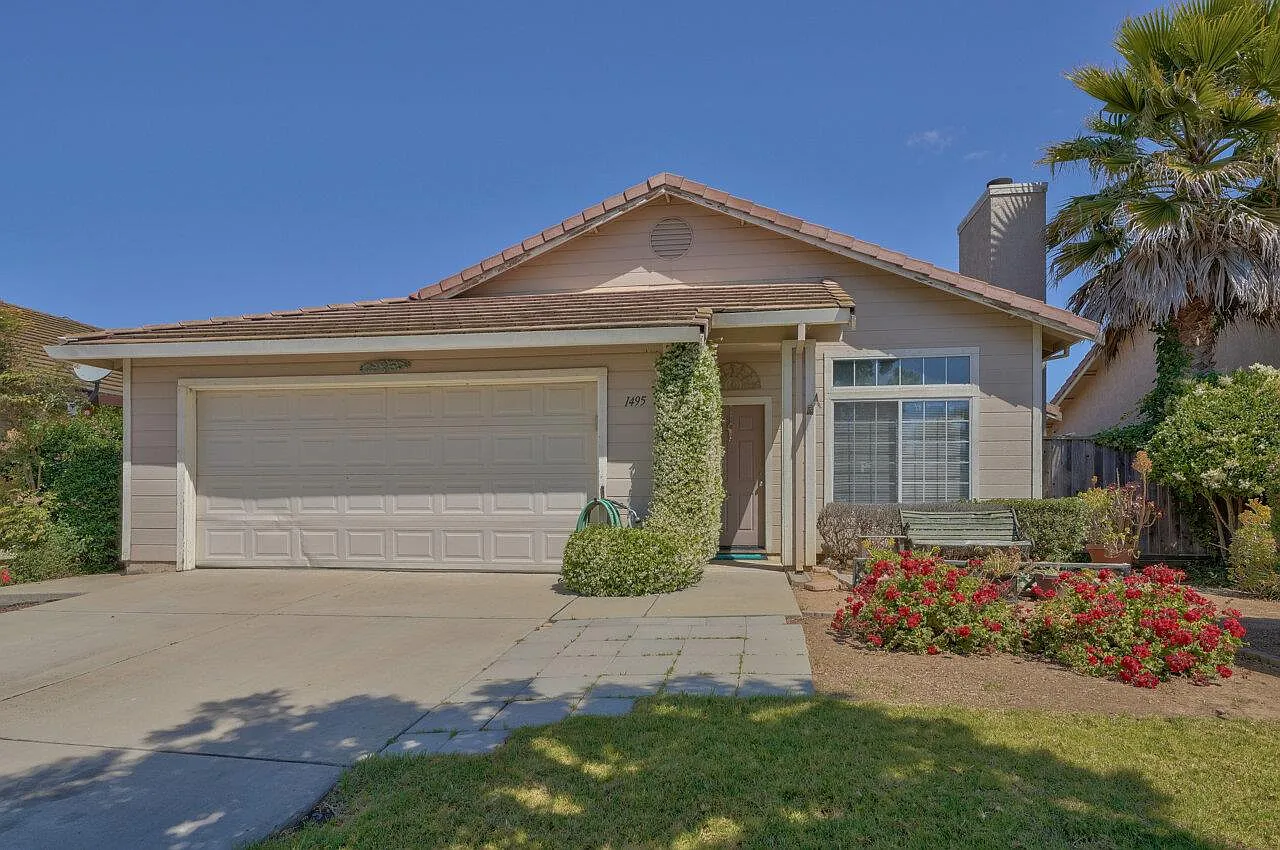 1495 Falcon Dr photo 1
