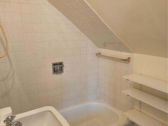 5th image of 714 Buffalo Ave #5