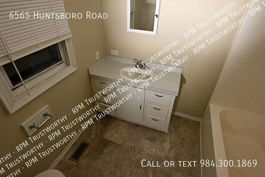Charming 2BR / 2BA Home with Front Porch & Large Private Yard — Photo 4
