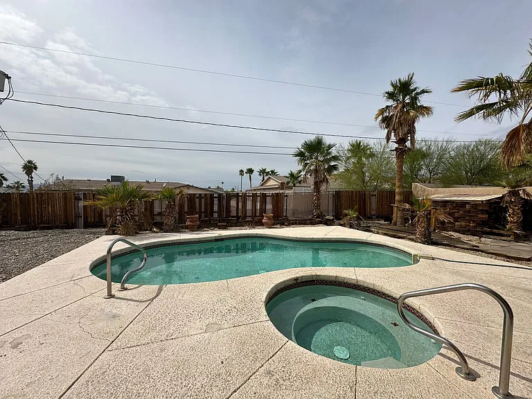 2987 Jamaica Blvd S — Photo 2