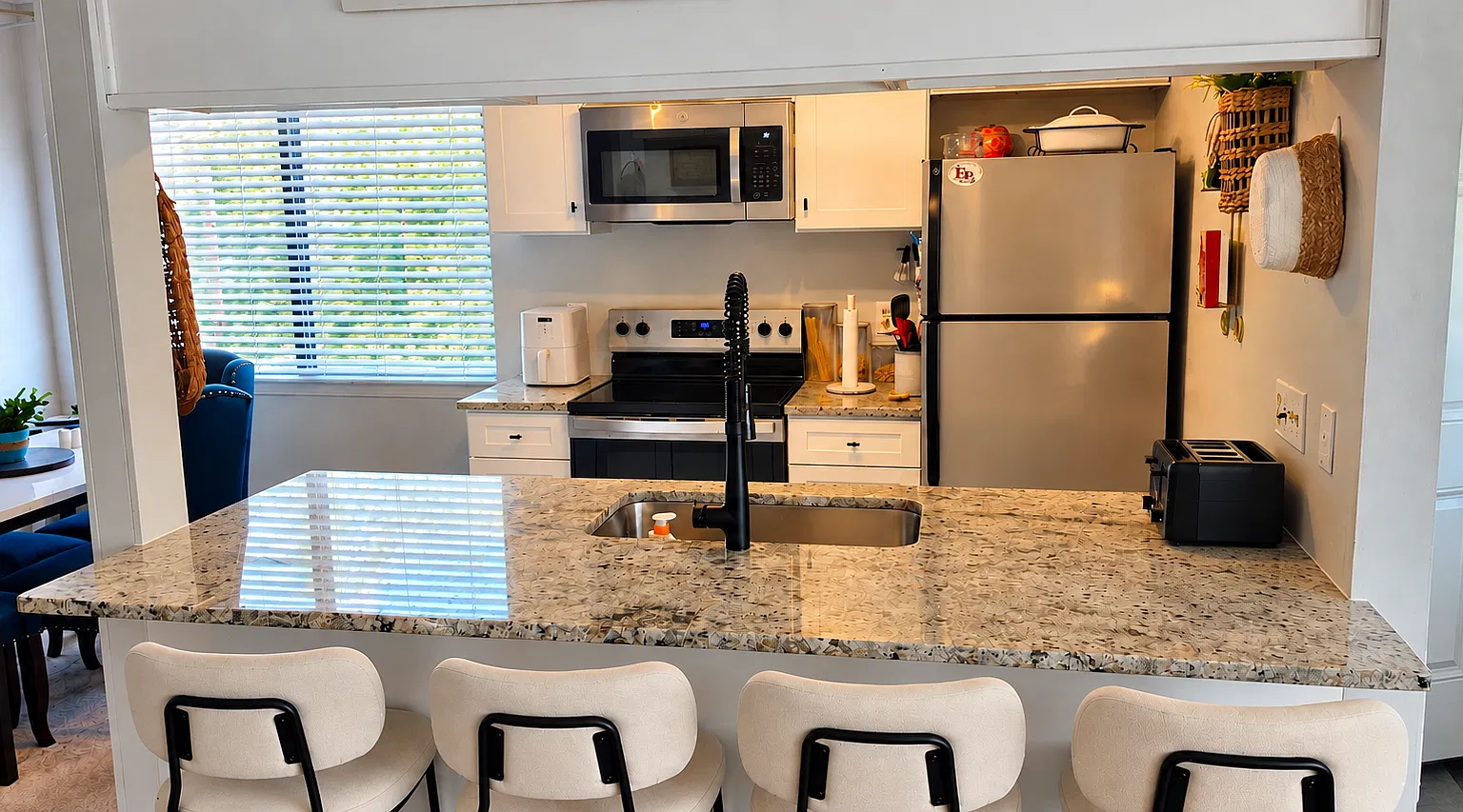 2 bed, 927 sqft, $1,800 — Photo 2
