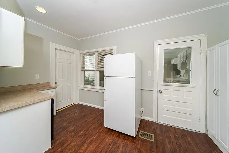 2 bed, 1.0 bath, 900 sqft, $1,350 — Photo 2
