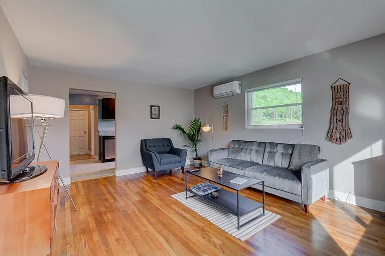 4715 Kirby Ave — Photo 3
