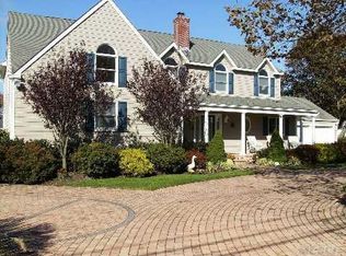 114 Wagstaff Ln, West Islip, NY 11795