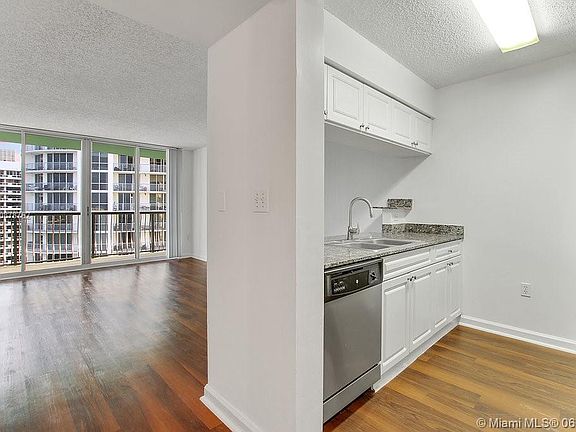 4th image of 1752 N Bayshore Dr #24C