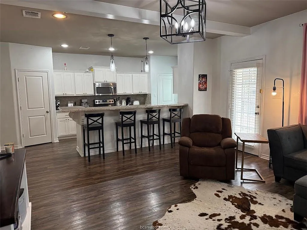 4 bed, 4.5 bath, 2099 sqft, $2,800 — Photo 3
