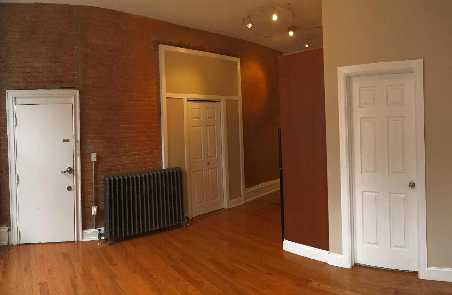 213 E King St — Photo 4