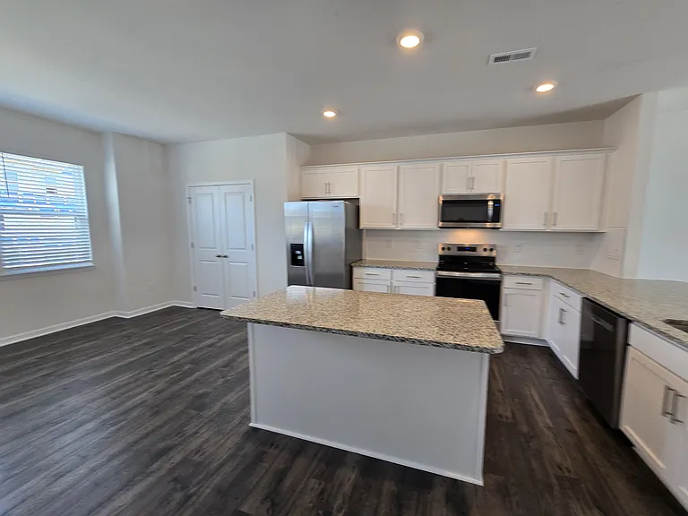803 Washington St — Photo 5