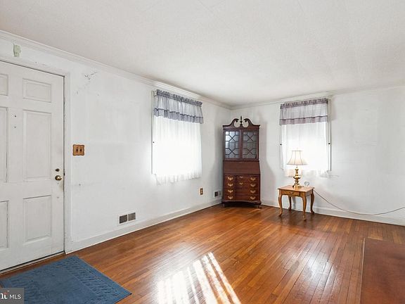 3rd image of 5904 Winthrope Ave