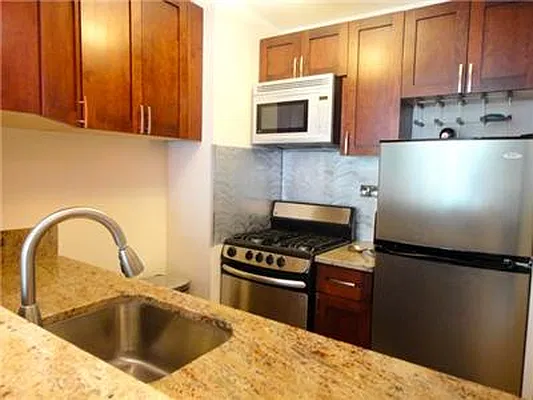 Sold by R New York | media 7