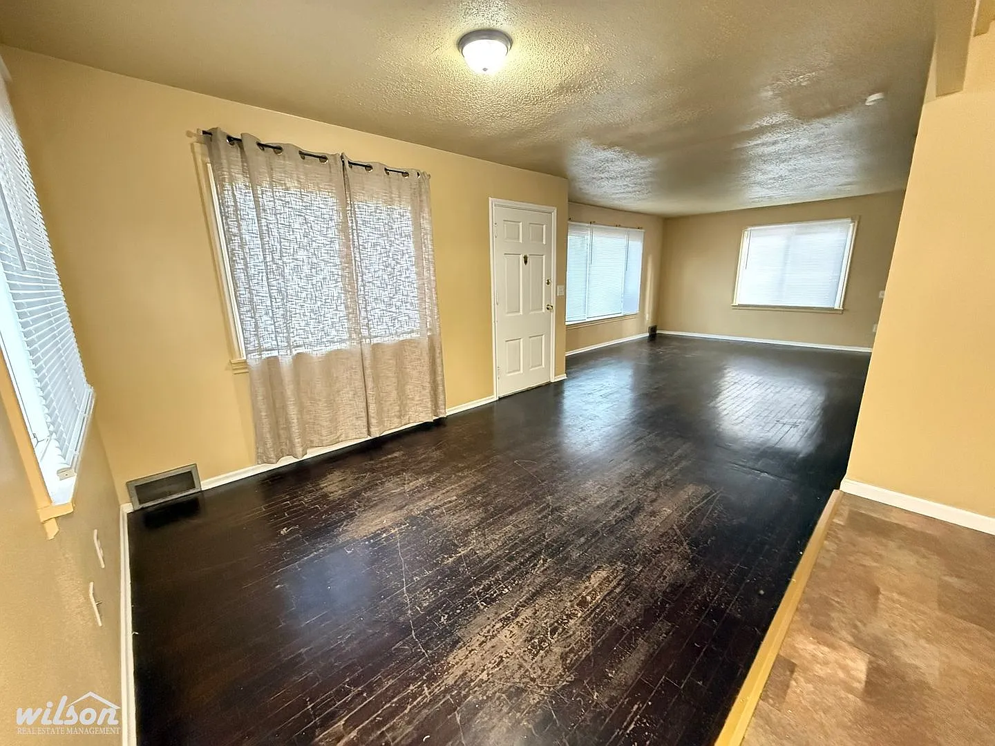 Charming 3-Bedroom Retreat with Fenced Back Yard! — Photo 3