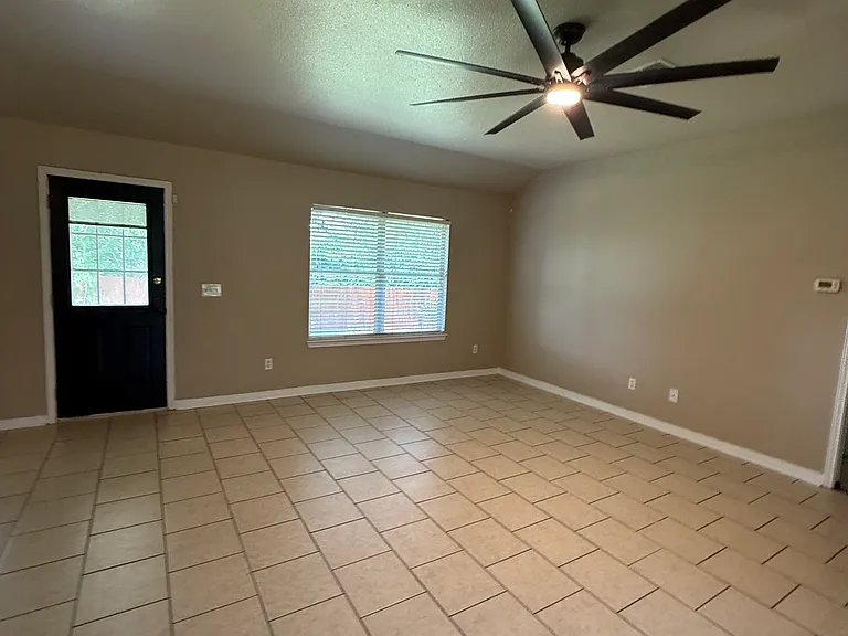 2070 Bentwood Dr — Photo 2