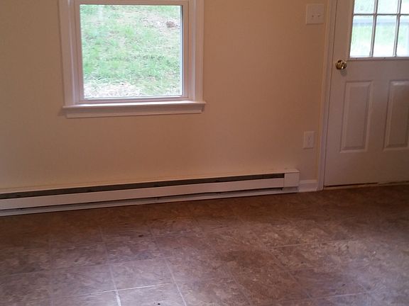 4th image of 131 Steele Ave