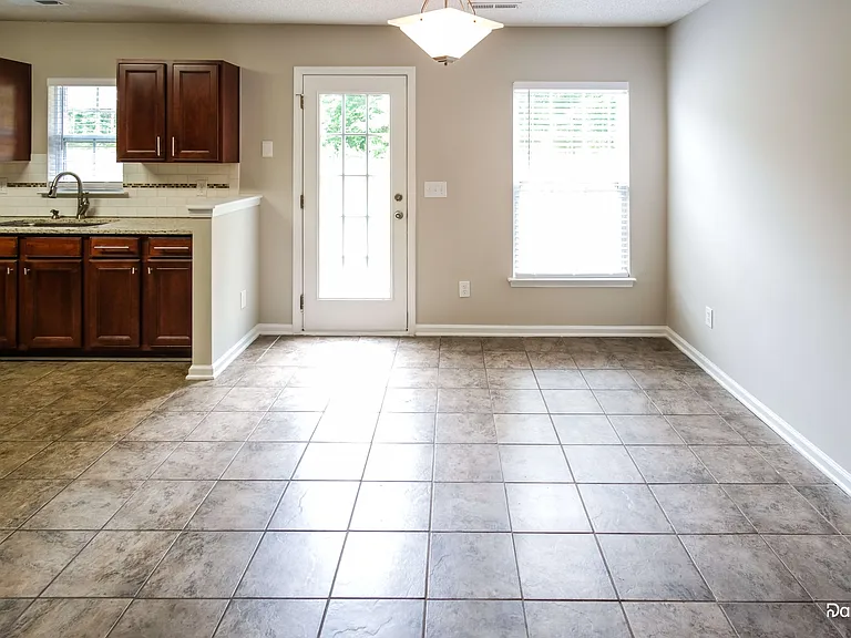 300 Slow Mill Dr — Photo 7
