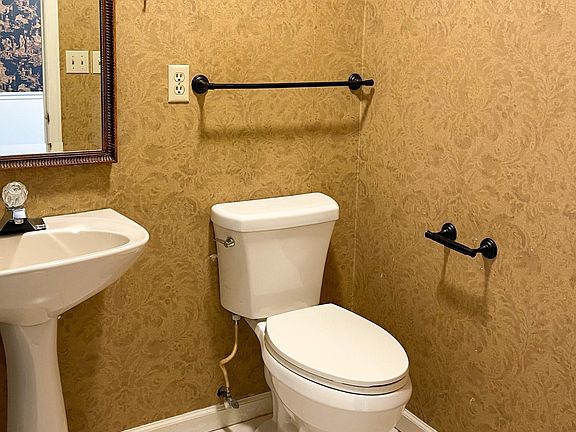 4th image of 3707 Camelot Dr