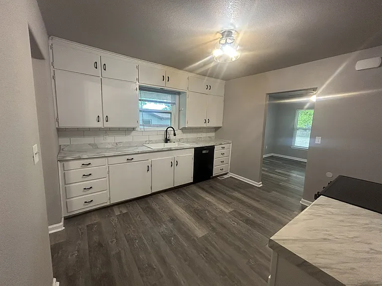 416 W Russell St — Photo 8