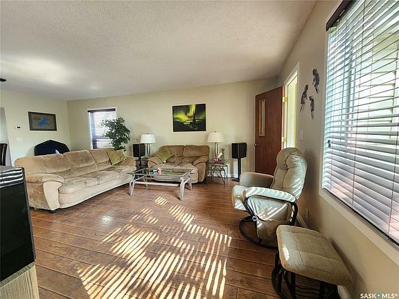 5th image of 421 Mann Ave