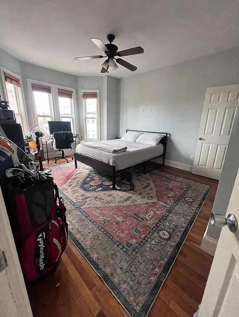 Sunny, Modern Unit near NEU with Laundry in Unit! Spacious and No Fee! — Photo 1