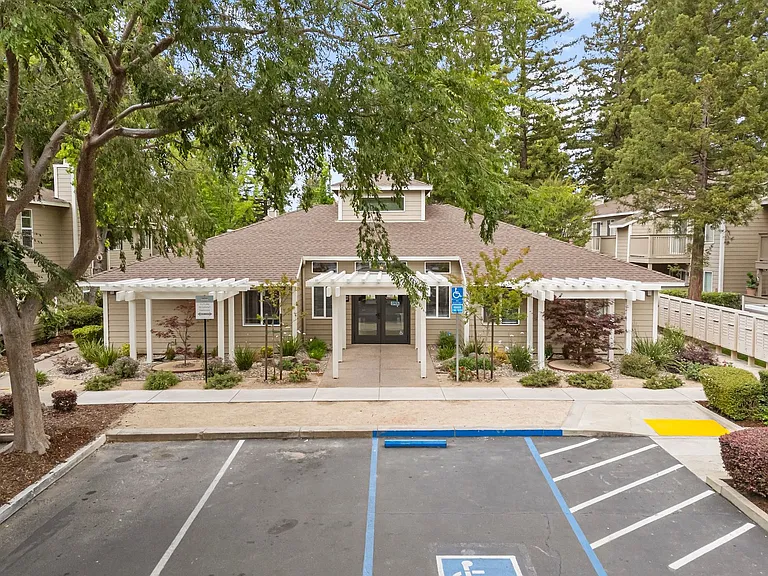 Sutter Station Apartments — Photo 34