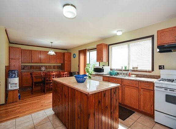 5th image of 29W377 Greenbriar Ln
