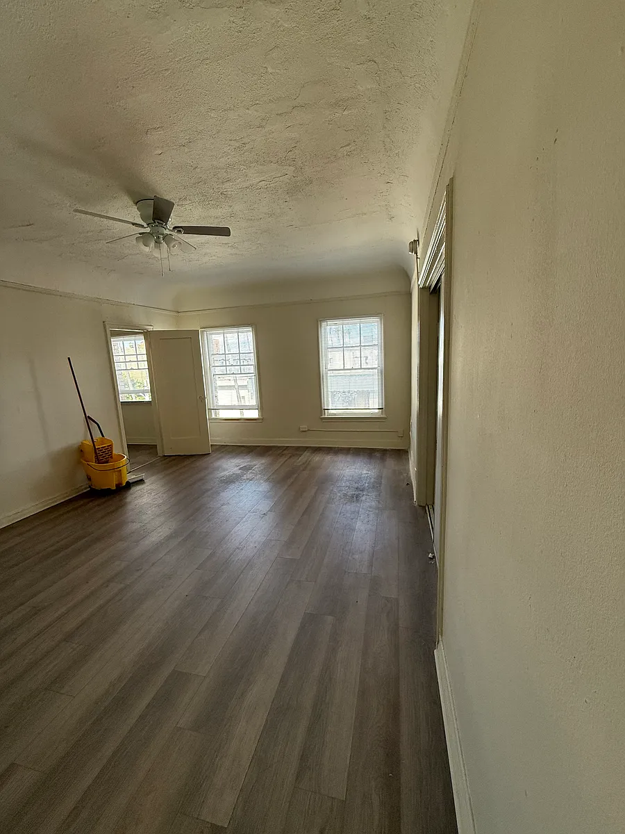 Building Photo - 610 S. Kenmore