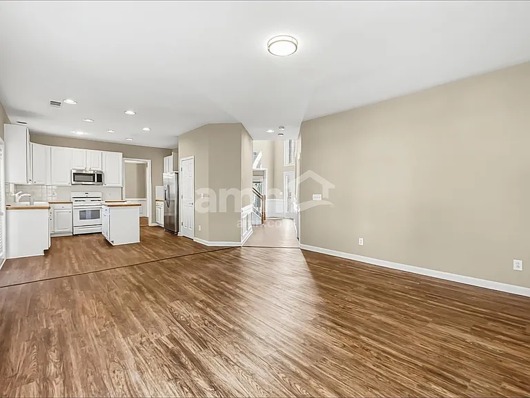 3374 Hunters Point Rd — Photo 7