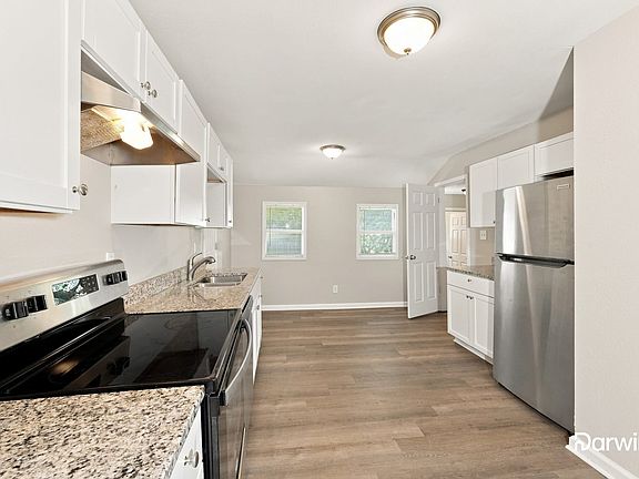 3rd image of 400 E 165th St