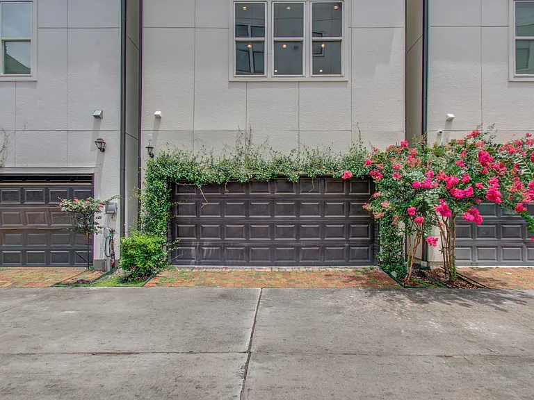 9532 London Bridge Sta — Photo 41