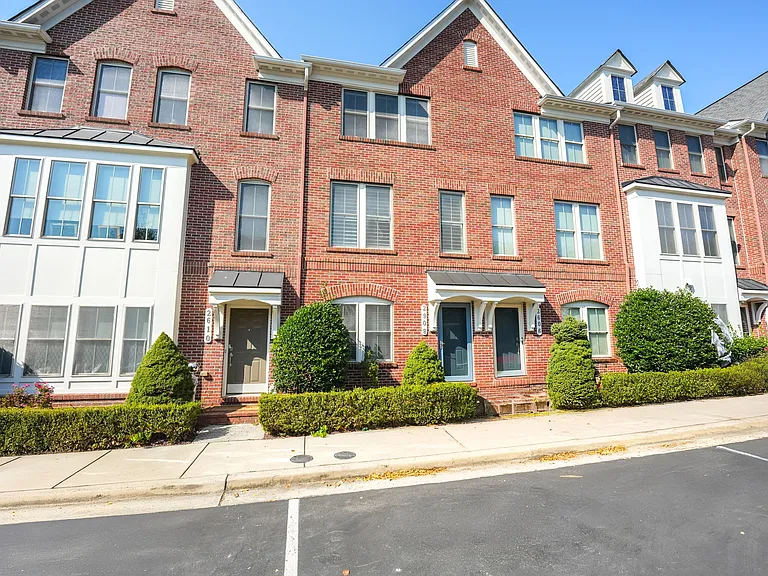 2608 S Kenmore Ct — Photo 1
