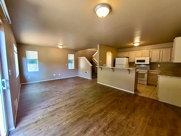 400 E River Ave — Photo 7
