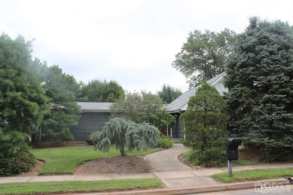 16 Monica Dr photo 1
