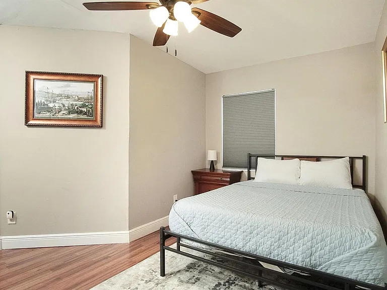 1002 Avenue E — Photo 16