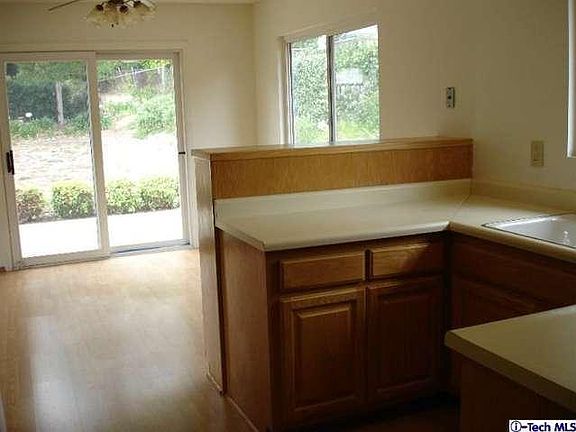 4th image of 195 E Altadena Dr