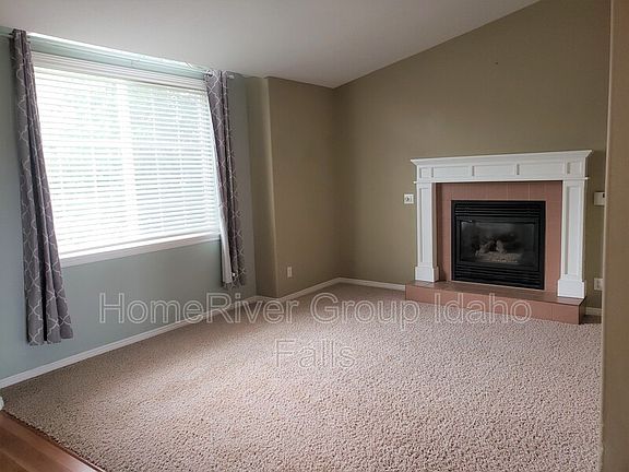 3rd image of 970 Lowell Dr