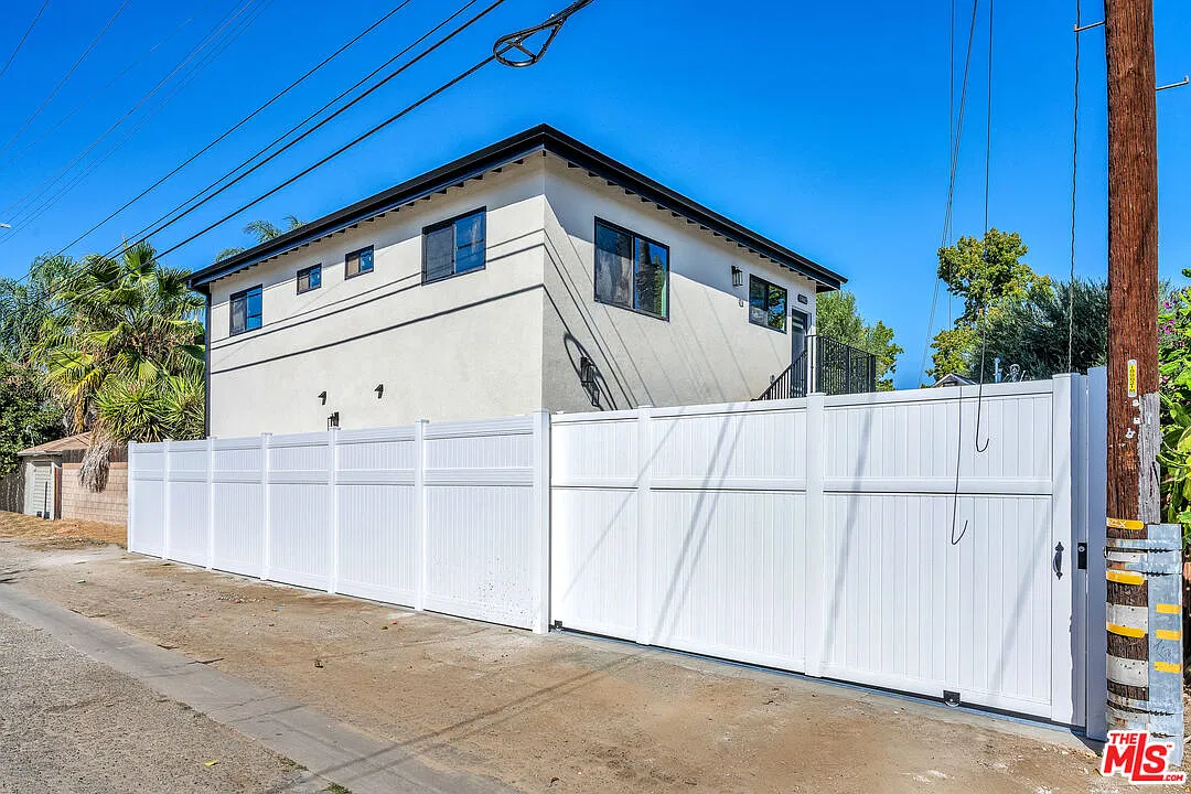2 bed, 2.0 bath, 924 sqft, $3,200 — Photo 4