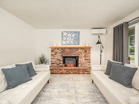 4th image of 1914 NE Crestview Pl